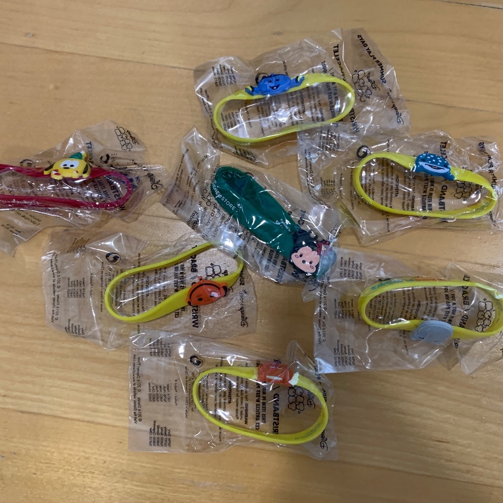 NEW Disney Store Tsum Wristband Bundle - Finding Dori and Christmas